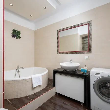 Ochota Deluxe By Bookinghost *